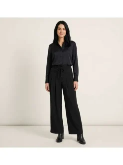 Pantalon noir uni avec une coupe bootcut et une ceinture à la taille