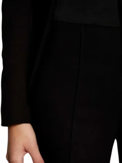 Pantalon noir uni avec une coupe bootcut et une taille intermédiaire