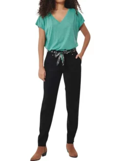 Pantalon noir uni avec une coupe chino et des poches arrières plaquées