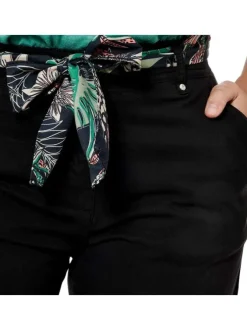 Pantalon noir uni avec une coupe chino et des poches arrières plaquées