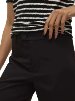 Pantalon noir uni avec une coupe droite et bouton à la taille