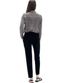 Pantalon noir uni avec une coupe slim et une taille intermédiaire