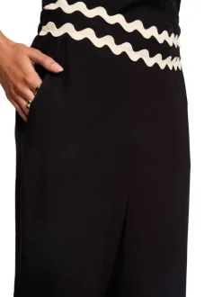 Pantalon noir uni pourvu de finitions festonnées contrastées
