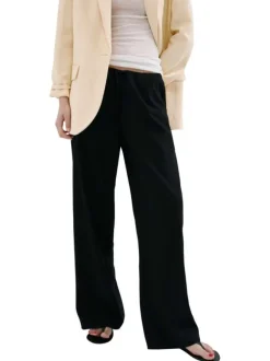 Pantalon noir uni pourvu d'une coupe droite et d'une taille élastiquée