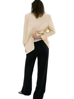 Pantalon noir uni pourvu d'une coupe droite et d'une taille élastiquée