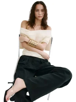 Pantalon noir uni pourvu d'une coupe large et de passants pour la ceinture