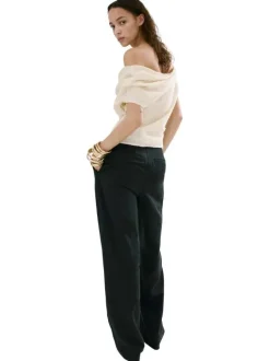 Pantalon noir uni pourvu d'une coupe large et de passants pour la ceinture