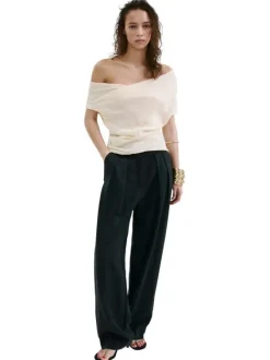 Pantalon noir uni pourvu d'une coupe large et de passants pour la ceinture