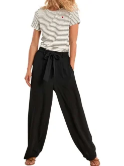 Pantalon noir uni pourvu d'une taille haute et d'une coupe large