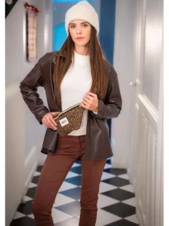Pantalon 5 Poches chocolat uni avec une coupe bootcut et patch de la marque
