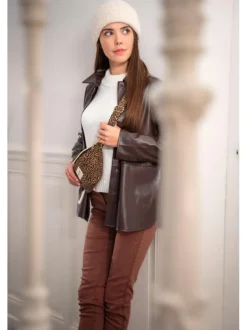 Pantalon 5 Poches chocolat uni avec une coupe bootcut et patch de la marque