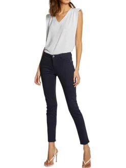 Pantalon 5 poches marine uni avec une coupe slim et des passants pour ceinture