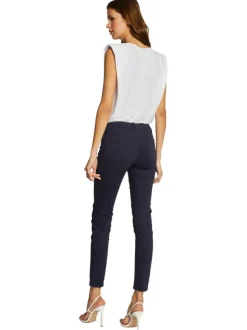 Pantalon 5 poches marine uni avec une coupe slim et des passants pour ceinture