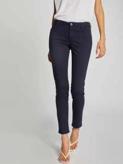 Pantalon 5 poches marine uni avec une coupe slim et des passants pour ceinture
