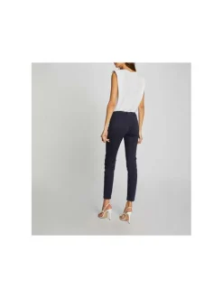 Pantalon 5 poches marine uni avec une coupe slim et des passants pour ceinture