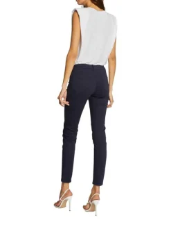 Pantalon 5 poches marine uni avec une coupe slim et des passants pour ceinture