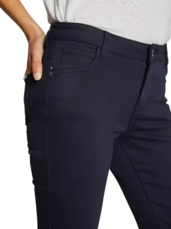 Pantalon 5 poches marine uni avec une coupe slim et des passants pour ceinture