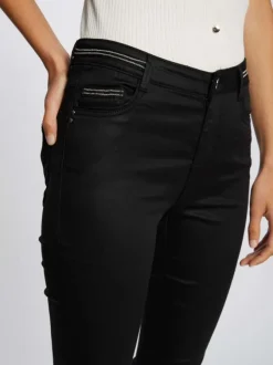 Pantalon 5 Poches noir uni avec des liserés et une coupe slim