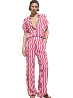 Pantalon rose avec une ceinture élastiquée une coupe wideleg et imprimé vagues