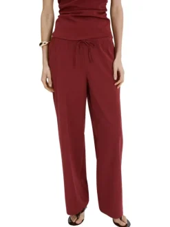 Pantalon rouge uni pourvu d'une coupe droite et d'une taille élastiquée