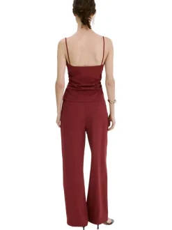 Pantalon rouge uni pourvu d'une coupe droite et d'une taille élastiquée