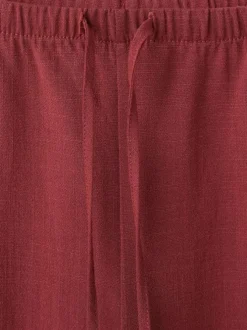 Pantalon rouge uni pourvu d'une coupe droite et d'une taille élastiquée