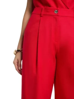 Pantalon rouge uni pourvu d'une coupe large et de détails plissés
