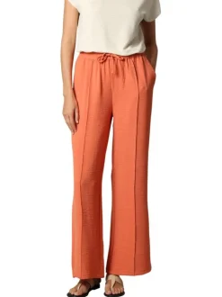 Pantalon rouille uni avec une coupe fluide et une taille élastiquée