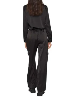 Pantalon style cargo noir avec une taille élastiquée et une coupe loose fit