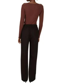 Pantalon tailleur noir uni avec une coupe bootcut et 2 poches