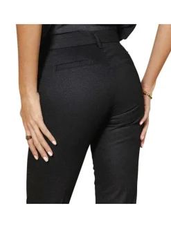 Pantalon Tessa Socially noir uni avec une coupe slim et tissu en nid d'abeille