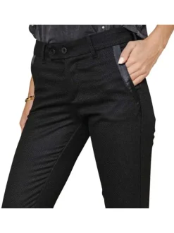 Pantalon Tessa Socially noir uni avec une coupe slim et tissu en nid d'abeille