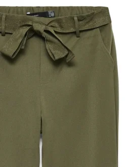 Pantalon vert pourvu d'une coupe droite et d'une taille élastiquée