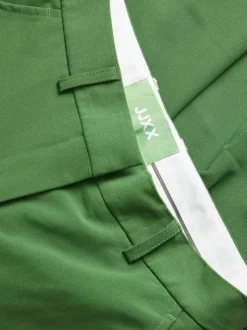 Pantalon vert uni avec une coupe chino et poche droite à l'arrière