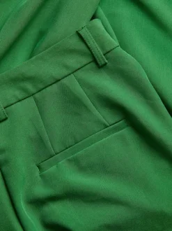 Pantalon vert uni avec une coupe chino et poche droite à l'arrière