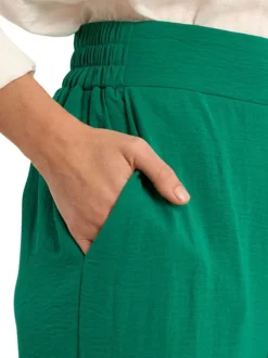 Pantalon vert uni pourvu d'une coupe large et d'une taille haute