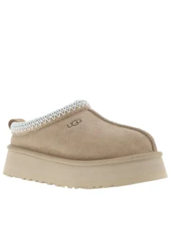 Pantoufles Tazz en cuir beige avec une semelle à plateforme et logo embossé