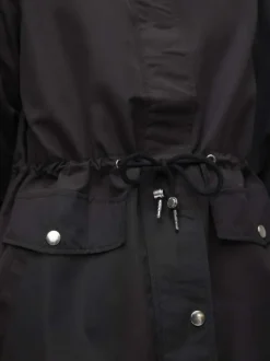 Parka à capuche courte noire unie à coupe droite avec un cordon à la taille