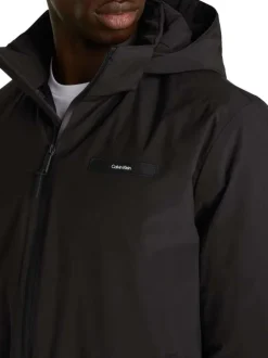Parka à capuche noire unie avec une coupe mi-longue et des poches