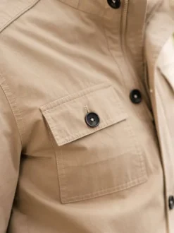 Parka en coton beige unie avec une coupe droite et un col montant
