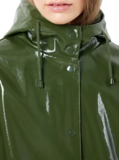 Parka vert uni pourvu d'une coupe droite à capuche et de multiples poches