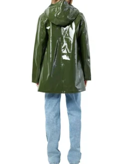 Parka vert uni pourvu d'une coupe droite à capuche et de multiples poches