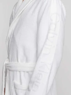 Peignoir en coton blanc uni avec une coupe droite et un col cache-coeur
