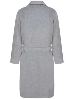 Peignoir gris clair uni avec une coupe droite et une ceinture à la taille