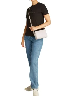 Petit sac à bandoulière écru uni avec le logo embossé à l'avant