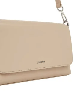 Petit sac à main porté épaule beige uni lisse avec le nom de la marque