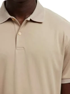 Polo beige uni avec un col à revers boutonné et des manches courtes
