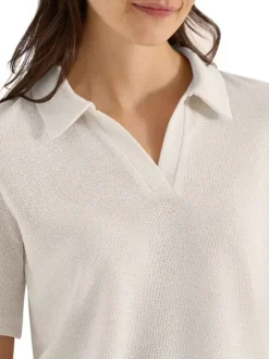 Polo beige uni pourvu de manches courtes et d'un col v à revers