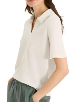 Polo beige uni pourvu de manches courtes et d'un col v à revers