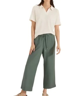 Polo beige uni pourvu de manches courtes et d'un col v à revers
